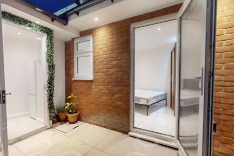 Studio to rent, Farewell Place, Mitcham, Surrey