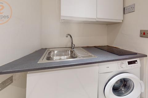 Studio to rent, Farewell Place, Mitcham, Surrey