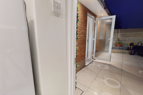 Studio to rent, Farewell Place, Mitcham, Surrey