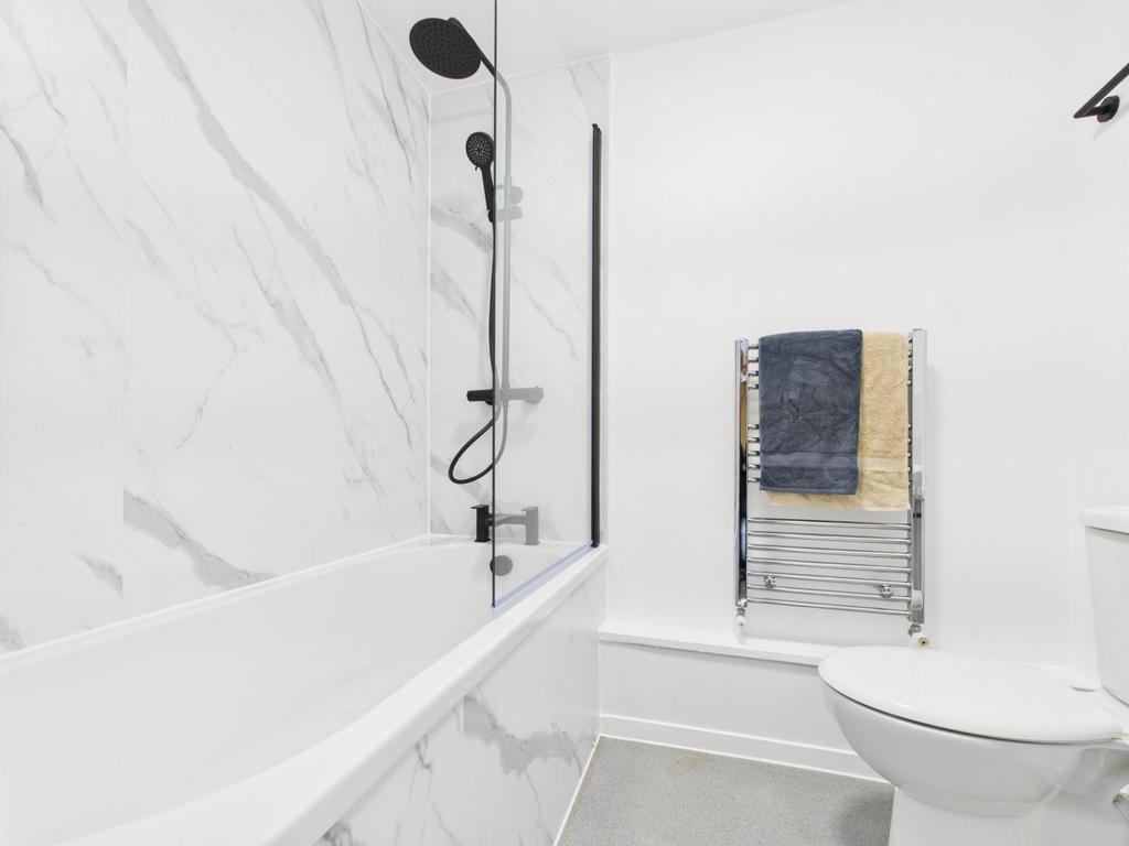 Bright modern bathroom with marble-effect wall ...
