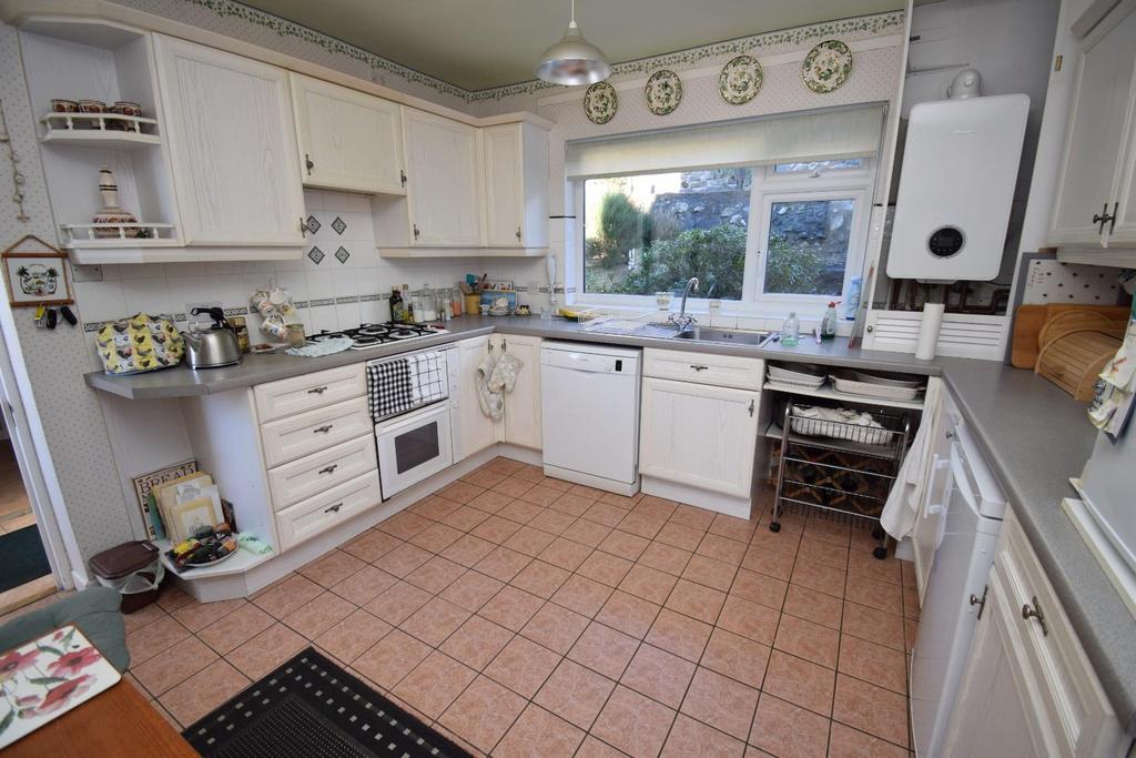 Kitchen (2).JPG