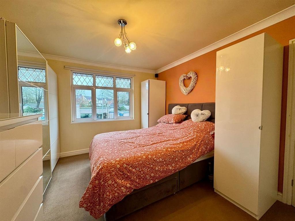 Master bedroom (2).jpg