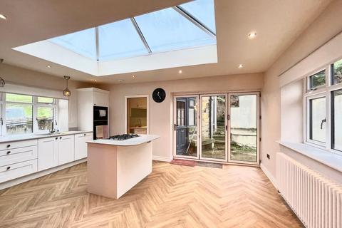 3 bedroom detached house for sale, Kew Hill, Huddersfield, HD3