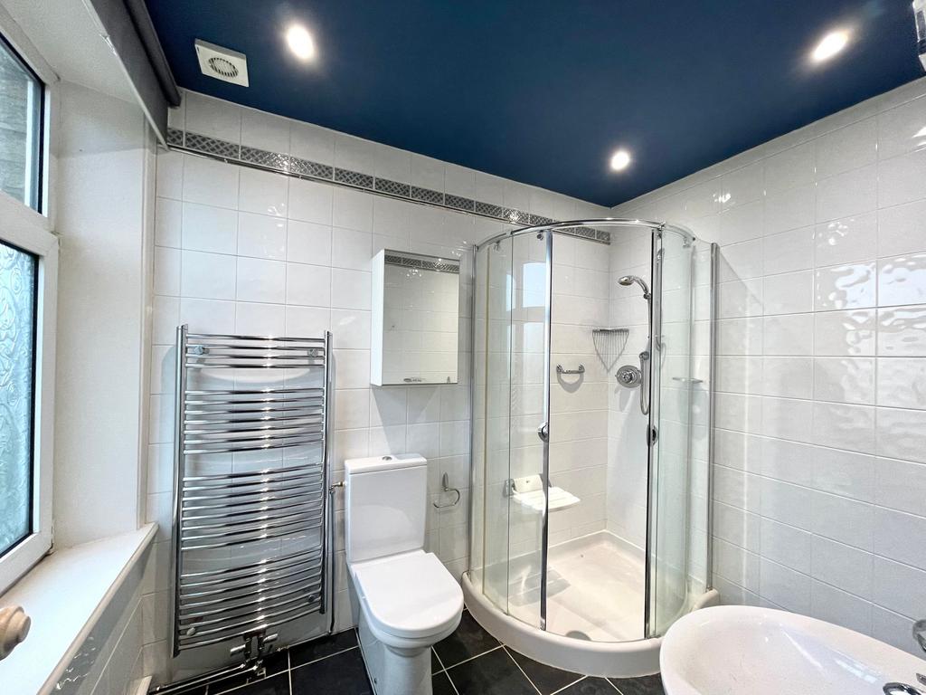 Bedroom 1 ensuite