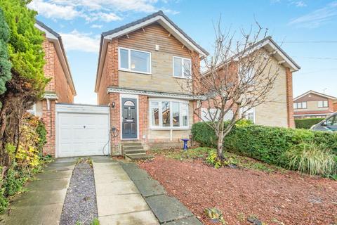 3 bedroom detached house to rent, Coteroyd Avenue, Churwell