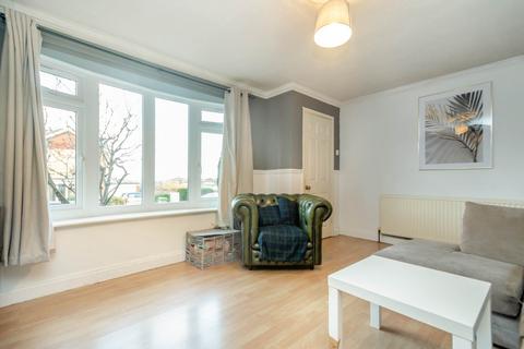 3 bedroom detached house to rent, Coteroyd Avenue, Churwell