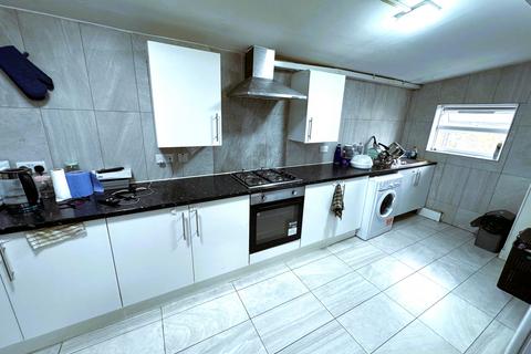 3 bedroom flat to rent, Romford Road, London E7