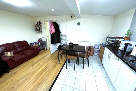 3 bedroom flat to rent, Romford Road, London E7