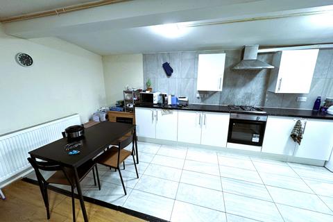 3 bedroom flat to rent, Romford Road, London E7
