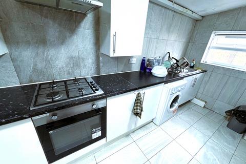3 bedroom flat to rent, Romford Road, London E7