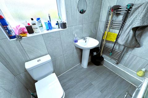 3 bedroom flat to rent, Romford Road, London E7