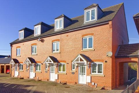 3 bedroom townhouse to rent, TOWCESTER - Spacious 3 bed, 2.5 bath home in courtyard style development