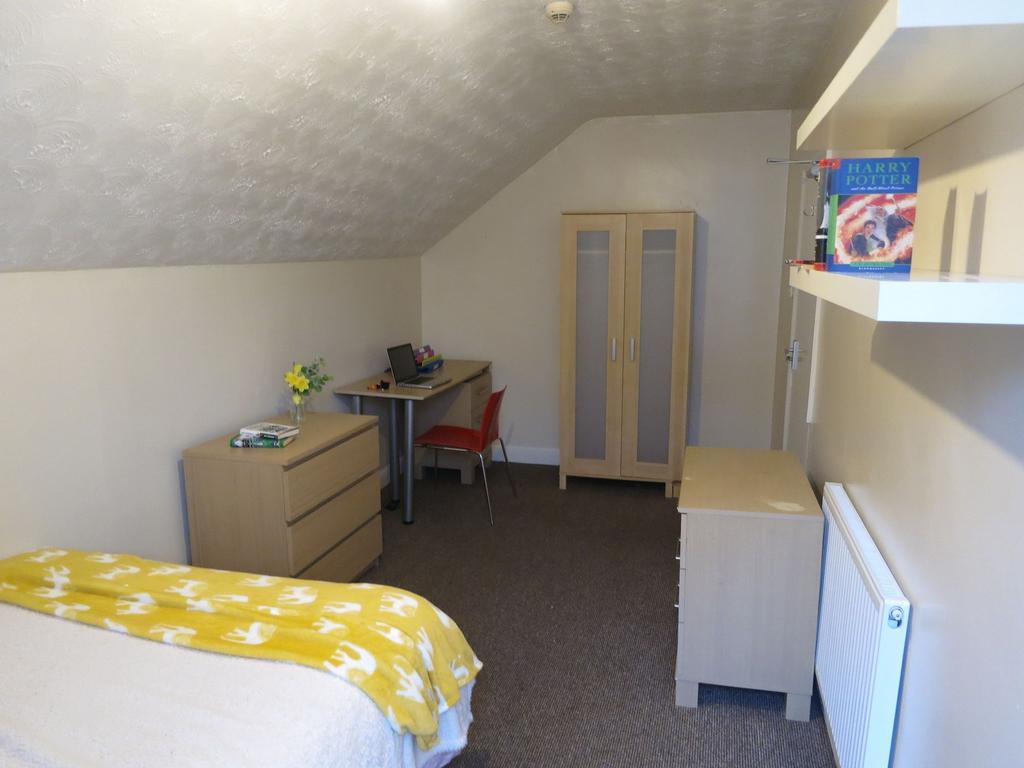Bright, neutrally decorated single bedroom with...