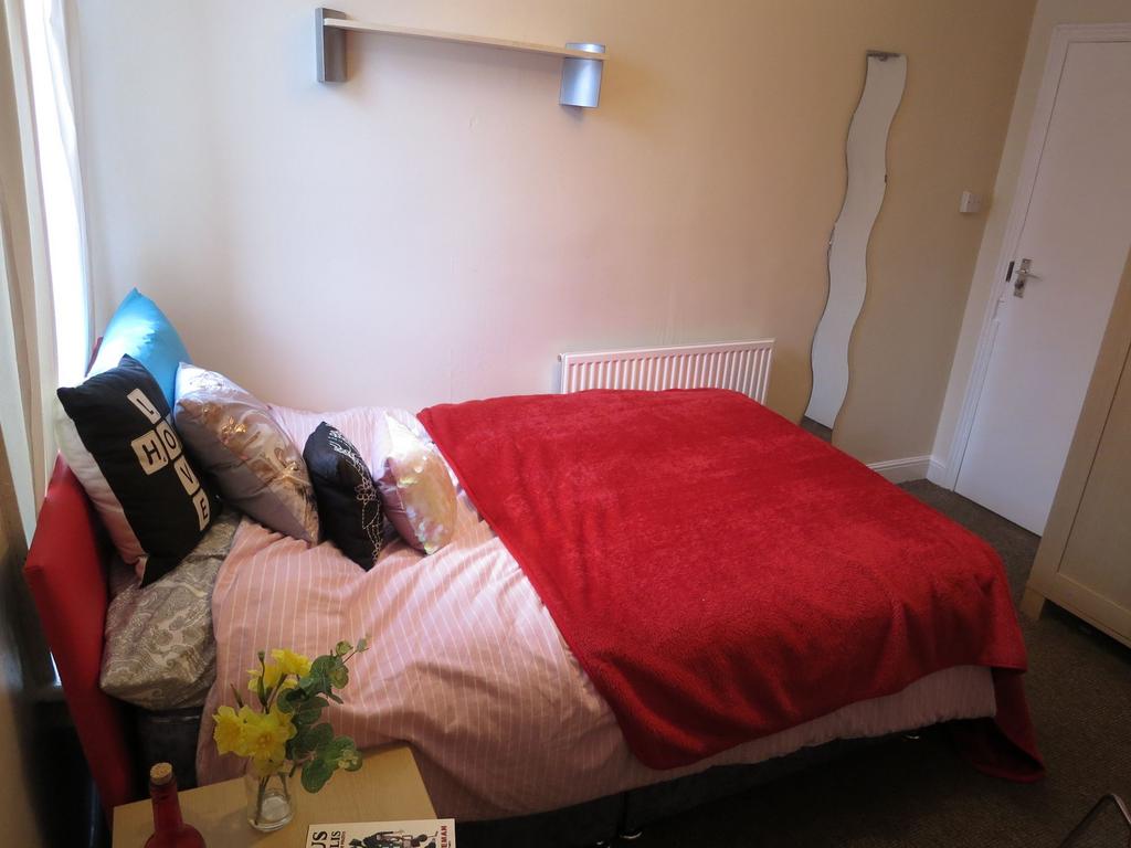 Bright, cosy double bedroom with a comfortable ...