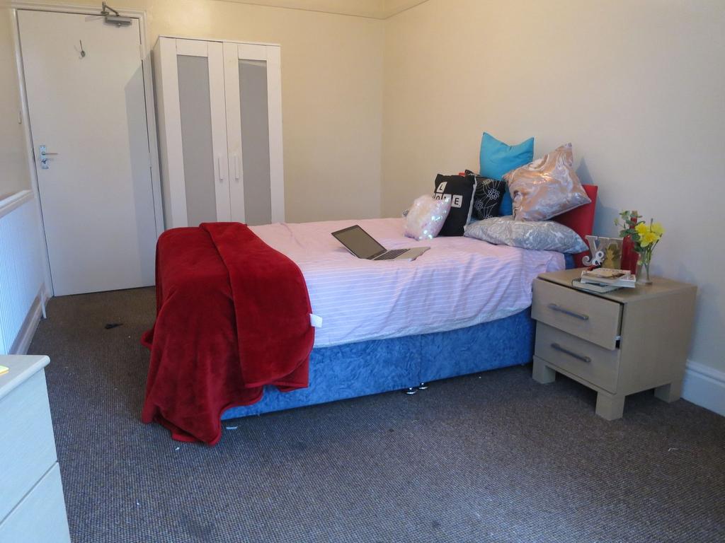 Well-presented bedroom with a comfortable doubl...