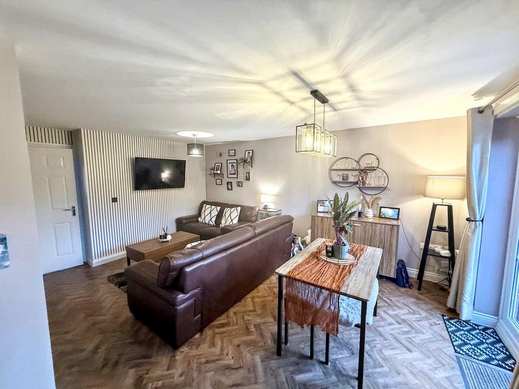 Lounge/Dining Area