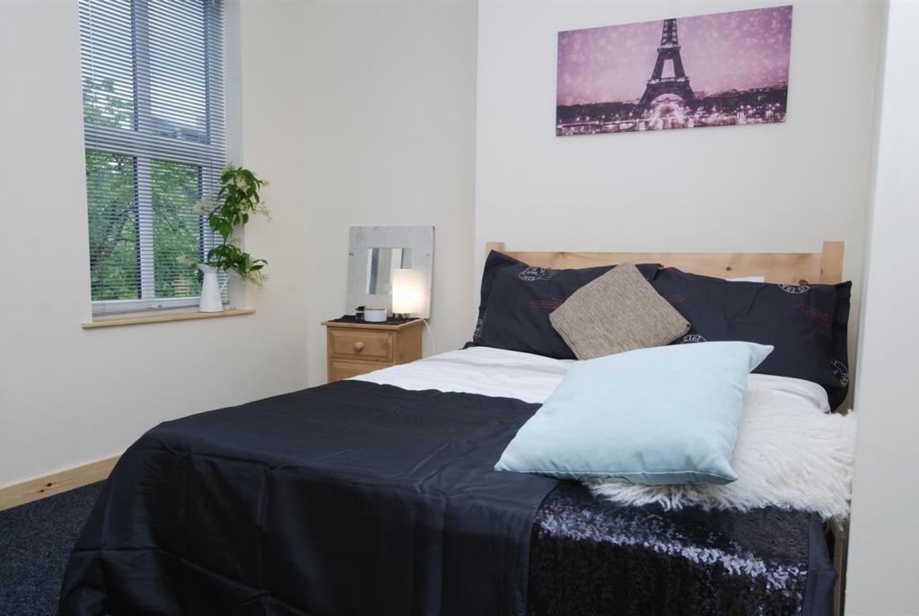 Bright, neatly presented double bedroom with a ...