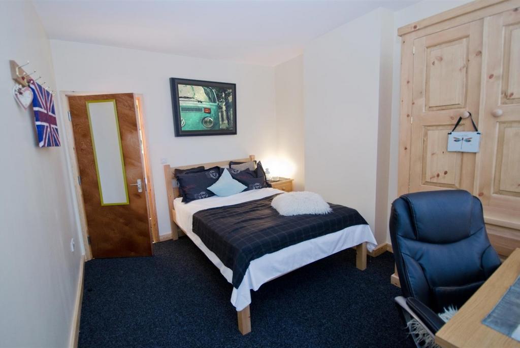 Bright, well-kept double bedroom with a comfy d...