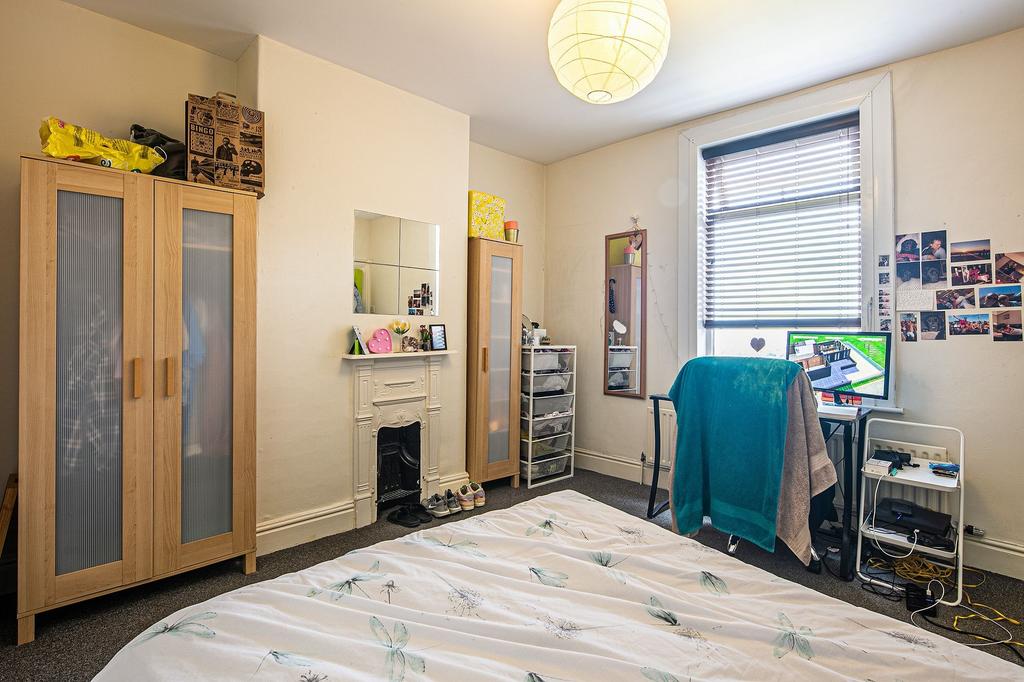 Bright, well-presented double bedroom with a co...