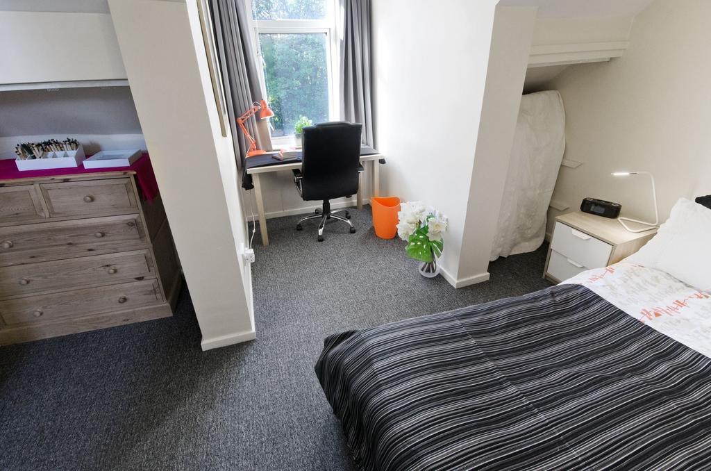 Bright, neatly presented double bedroom with a ...