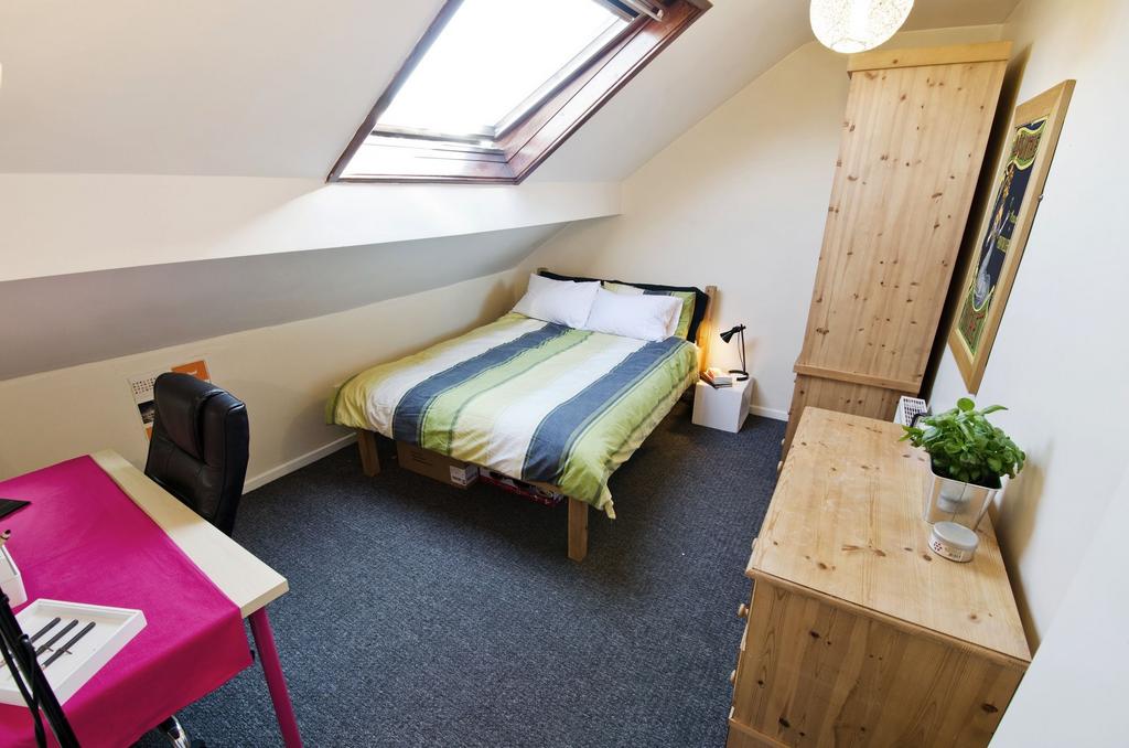 Bright double bedroom in a top-floor room with ...