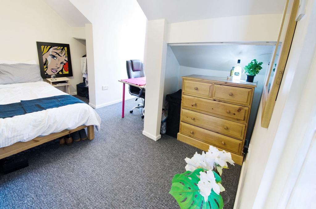 Bright, well-presented double bedroom with a co...