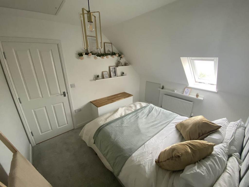 Bedroom 3 photo 2