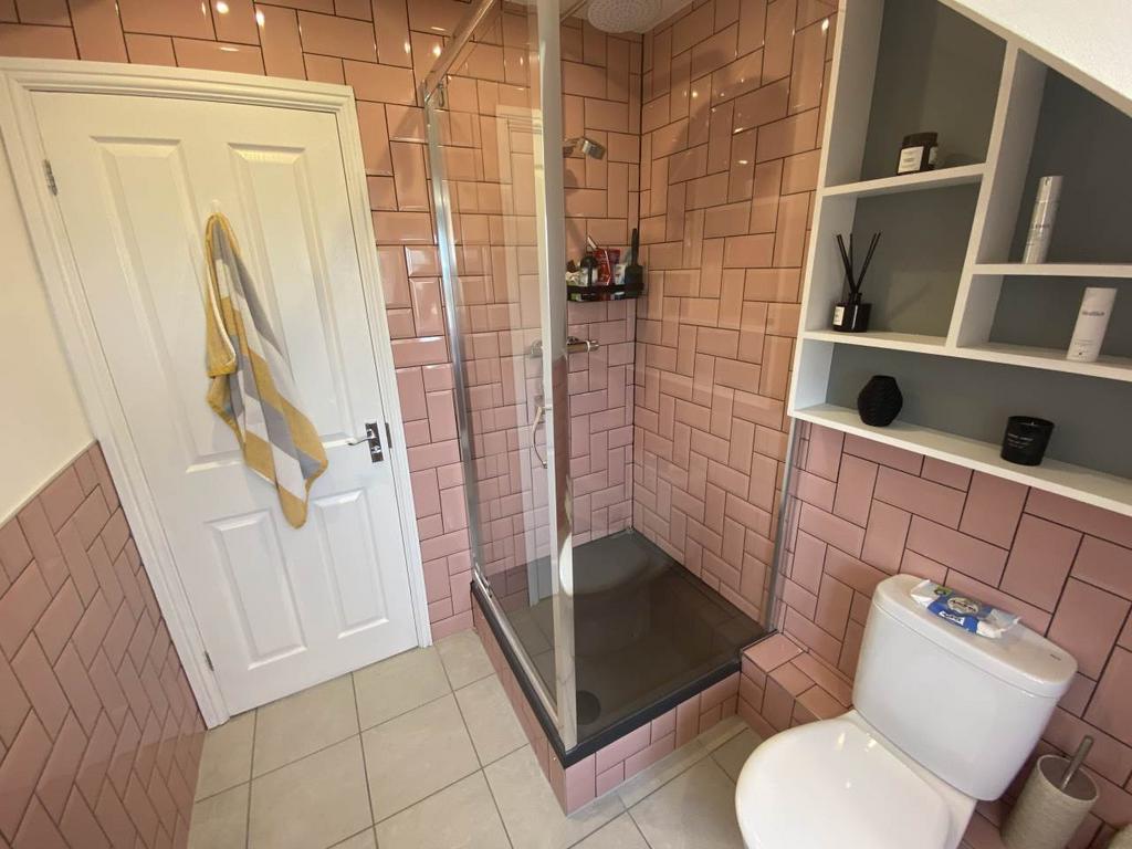 Second floor bathroo