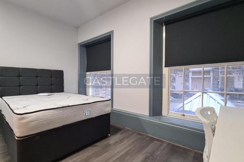 1 bedroom in a flat share to rent, Merchants Hall, St George Square, Huddersfield, HD1 1JF