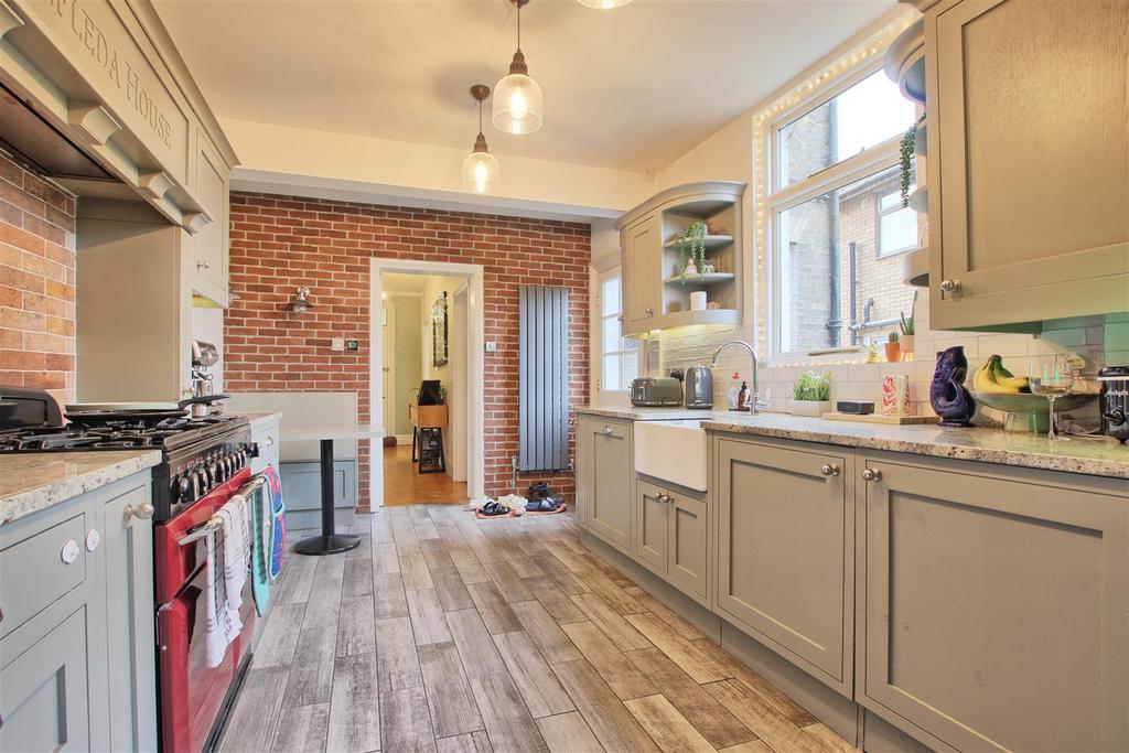 Kitchen (2).jpg