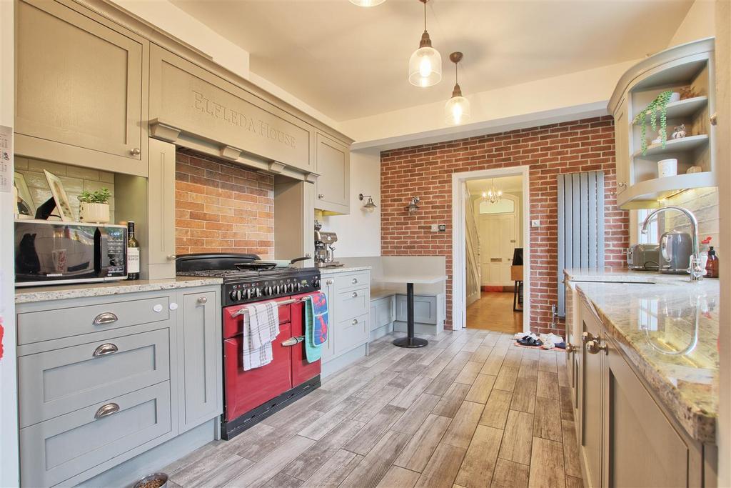 Kitchen (1).jpg