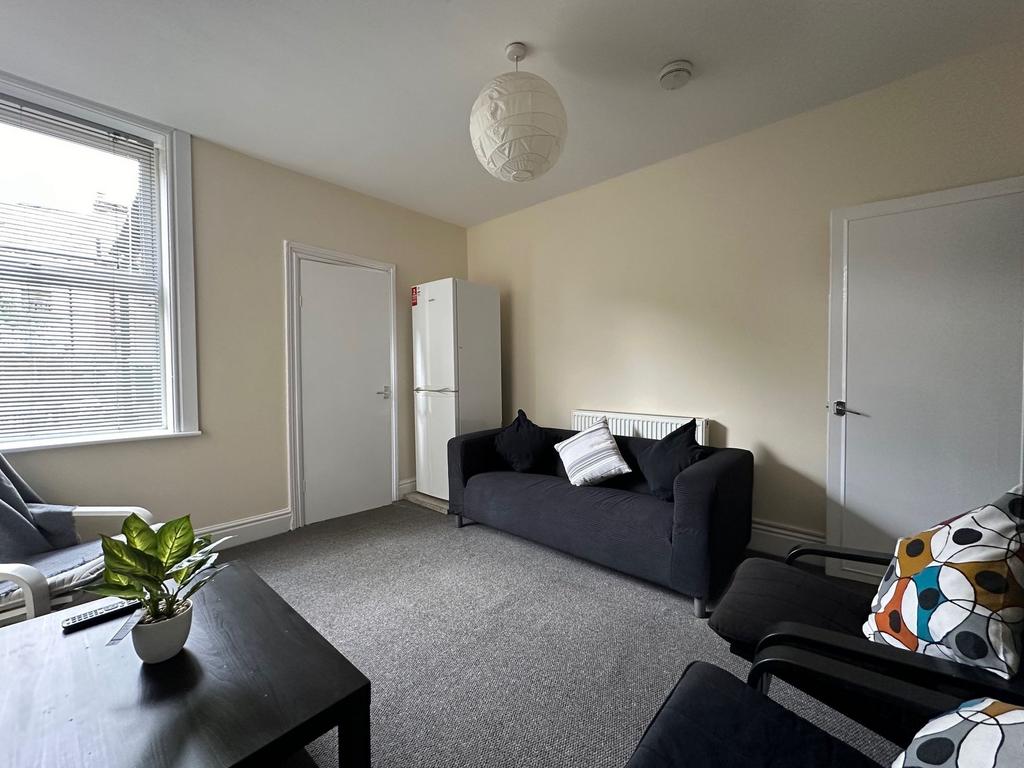 Bright, neutrally decorated living area with co...