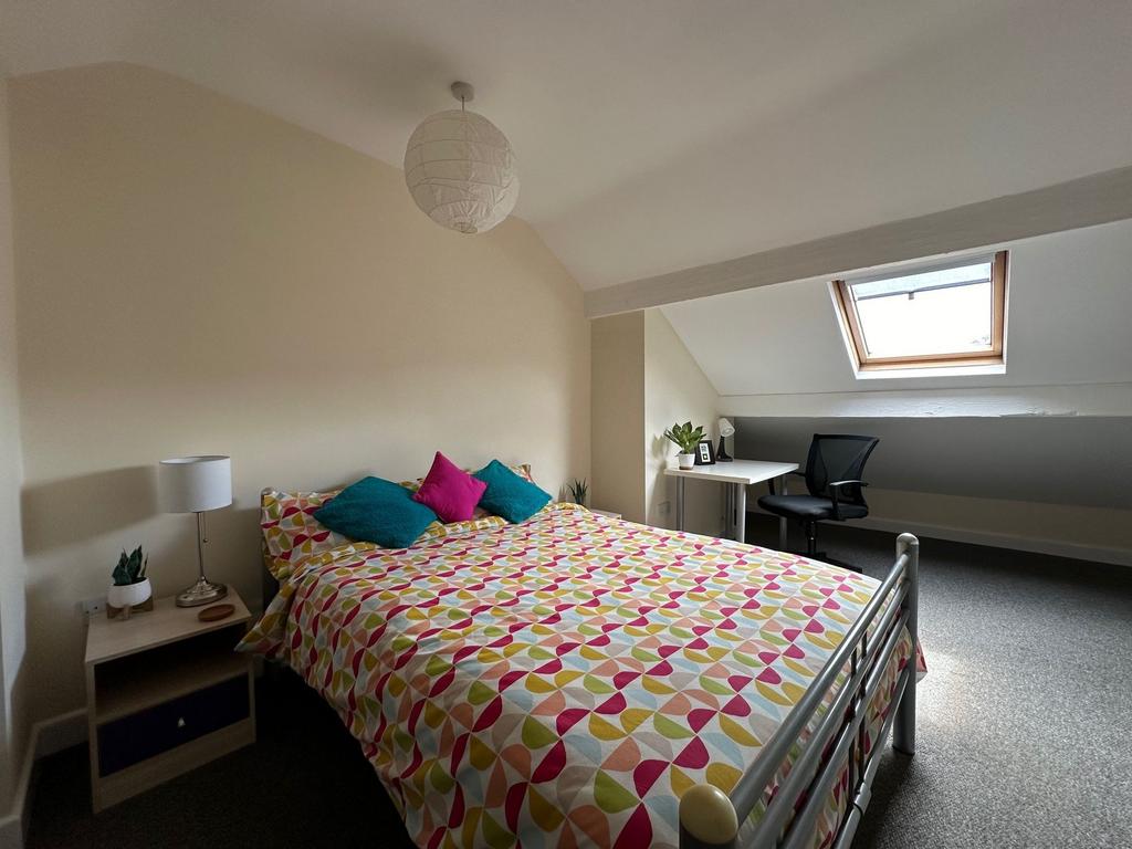 Bright, well-kept double bedroom with a colorfu...