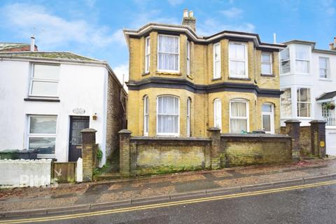 3 bedroom semi-detached house to rent, Park Road Ryde PO33
