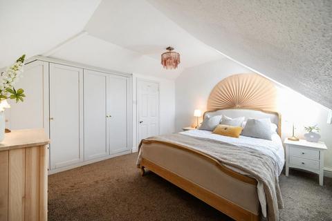 1 bedroom flat for sale, Woking,  Surrey,  GU22