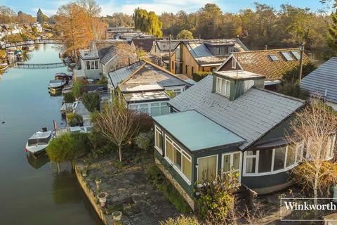 undefined, Sunbury Court Island, Sunbury-on-Thames, Surrey, TW16