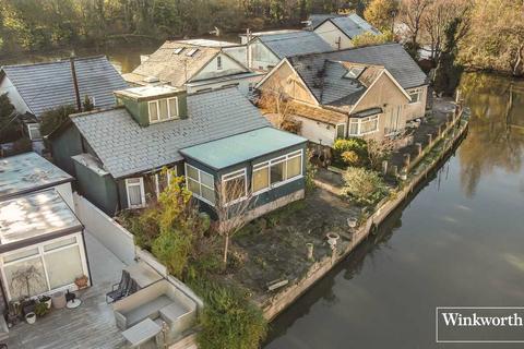 undefined, Sunbury Court Island, Sunbury-on-Thames, Surrey, TW16