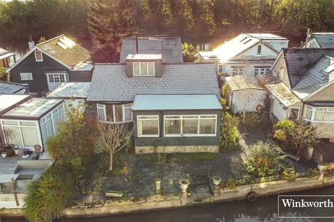 undefined, Sunbury Court Island, Sunbury-on-Thames, Surrey, TW16