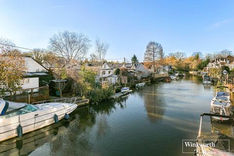 undefined, Sunbury Court Island, Sunbury-on-Thames, Surrey, TW16