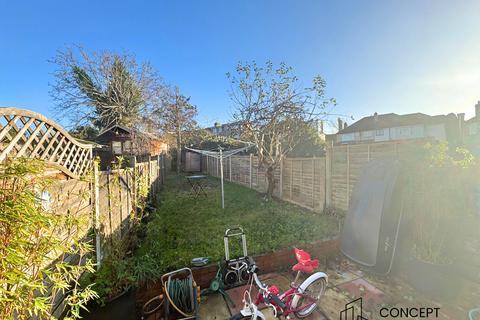 4 bedroom terraced house to rent, Churston Drive, Morden, Surrey, SM4