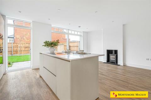 3 bedroom end of terrace house for sale, Carpenter Gardens