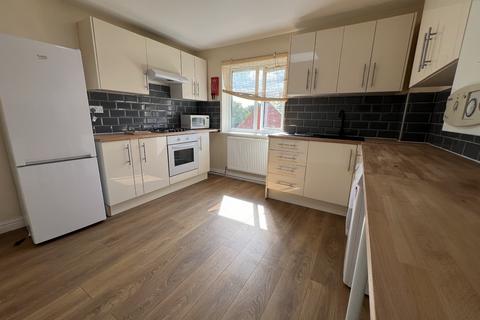 3 bedroom flat to rent, Orchard Lodge, North Hill Road, Leeds LS6