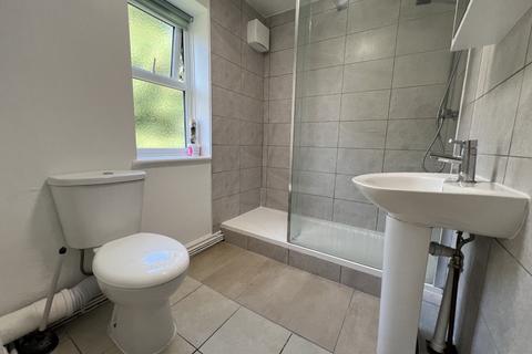 3 bedroom flat to rent, Orchard Lodge, North Hill Road, Leeds LS6