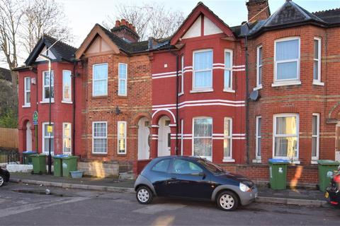 4 bedroom terraced house to rent, Thackeray Road, Southampton
