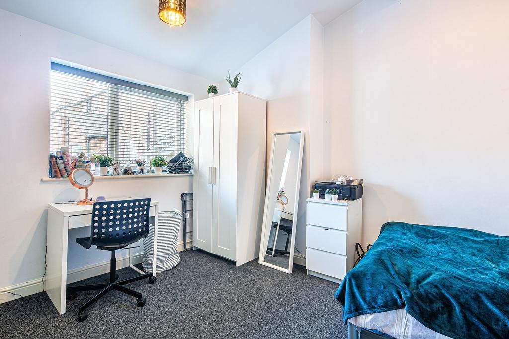 Bright, neatly presented double bedroom with a ...