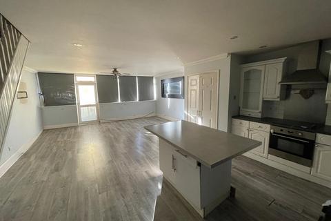 3 bedroom flat for sale, 40 St. Johns Way, Corringham, Stanford-Le-Hope, Essex SS17 7LJ