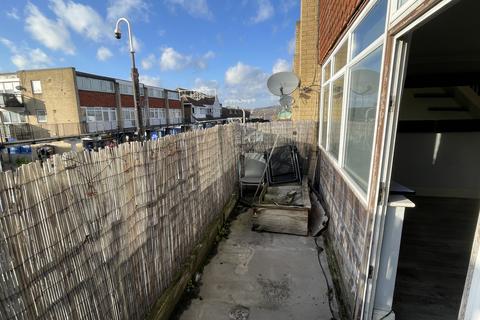 3 bedroom flat for sale, 40 St. Johns Way, Corringham, Stanford-Le-Hope, Essex SS17 7LJ