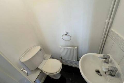 4 bedroom detached house to rent, bromley heath road, Bristol BS16