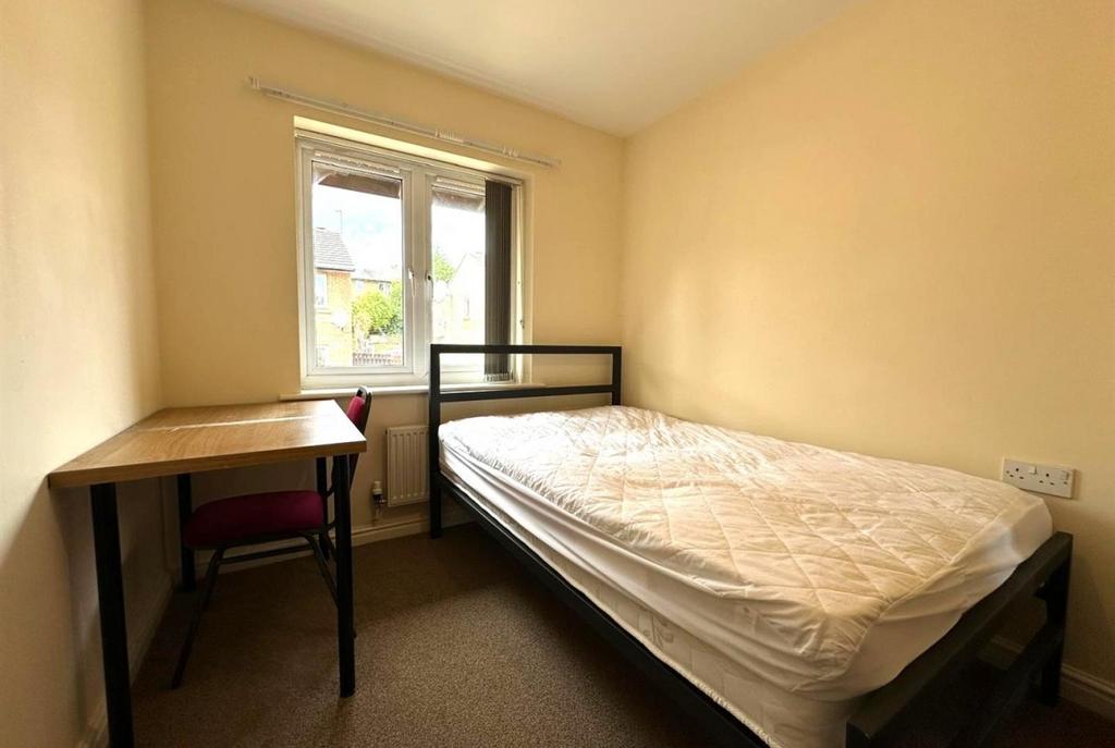 Neat single bedroom with a comfortable single b...