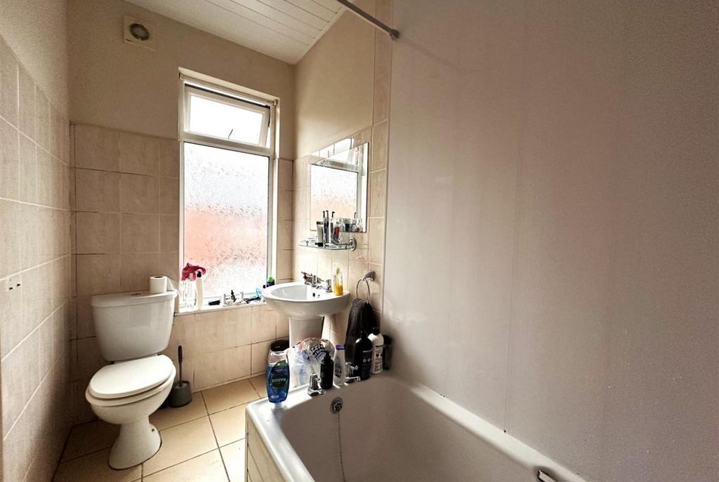 Bright, functional bathroom with a full-size ba...
